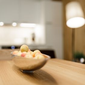 Esstisch mit Küchenblock im Hintergrund 